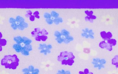 Yumuşak mor arkaplanı olan bulanık çiçekli kumaş. Mavi ve mor çiçeklerle süslenmiş. Hassas bir desen. Bu kumaşın rüya gibi tasarımı barışçıl, doğadan esinlenilmiş estetik bir mükemmelliği çağrıştırıyor.