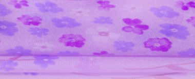 Mavi ve mor çiçek motiflerinin karışımı yumuşak mor gölgeli bir kumaşın bulanık ayrıntıları. Çiçekler ince bir akış için narin pembe saplarla birbirine bağlanarak yüzeyin her tarafına dağılmış..