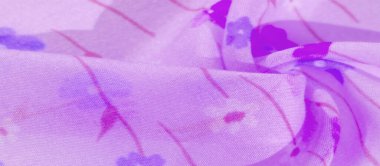 Leylak, lavanta ve beyaz çiçeklerin yer aldığı zarif çiçek desenli yumuşak mor kumaşın bulanık görüntüsü. Yumuşak kumaş ve narin dokusu onun tuhaf ve romantik çekiciliğini arttırır..