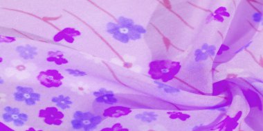 Bulanık mor kumaş katmanları narin çiçek desenleriyle süslenmiş. Yumuşak kıvrımlar zarif bir akış yaratıyor, rengarenk çiçekler yüzeye saçılıyor, rüya gibi bir çiçek ekliyor.,