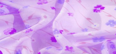 Yumuşak katlanmış ve pastel çiçeklerle süslenmiş narin mor kumaş tabakaları. Çiçek deseni, saf maddenin yumuşak akışını arttırır, sükunet ve sükunet hissi uyandırır.