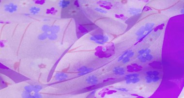 Mavi ve pembenin çeşitli tonlarında dağınık çiçek desenleri olan lavanta ve menekşe kumaşının bulanık görüntüsü. Yumuşak, akışkan malzeme, huzurlu ve zarif tasarımı geliştirir..
