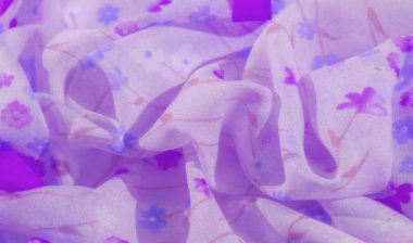 Yumuşak çiçek desenli bulanık mor kumaş pürüzsüz ve zarif kıvrımlarla akıyor. Hassas şifon kumaş, romantik ve kadınsı estetiği geliştiren rüya gibi bir doku yaratır..