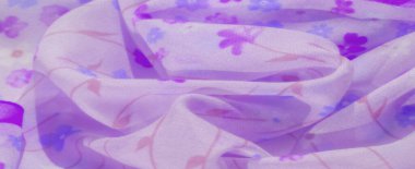 Bulanık kumaş, yumuşak mor tonlarda tuhaf bir çiçek deseni, pürüzsüz, nazik kıvrımlar halinde akıyor. Şifonun narin dokusu dizaynına romantik ve kadınsı bir dokunuş katıyor..