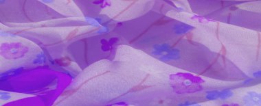 Yumuşak çiçek desenli bulanık mor kumaş pürüzsüz ve zarif kıvrımlarla akıyor. Hassas şifon kumaş, romantik ve kadınsı estetiği geliştiren rüya gibi bir doku yaratır..