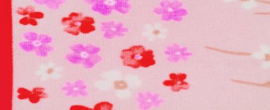 Pembe, mor ve kırmızı çiçek kümeleriyle süslenmiş bulanık pembe kumaş yüzeye eşit olarak dağılmış. Çiçeklerin ve sapların sessiz tonları tekstil uygulamaları için rahatlatıcı ve dengeli bir tasarım yaratır..