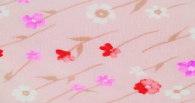 Bulanık pembe kumaş, küçük kırmızı, mor ve beyaz çiçek kümeleri. Narin gövdeler doğal olarak birbirine dolanır. Tekstil ve tasarım projeleri için mükemmel ama hoş bir dokunuş sağlar..