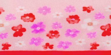 Bulanık pembe kumaş ince bej saplı küçük kırmızı, mor ve beyaz çiçeklerle dağılmış. Yumuşak arka plan renkli çiçek desenlerinin güzelliğini arttırarak tekstil projelerine cazibe katıyor..