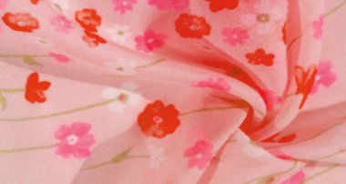 Bulanık pembe çiçek kumaşı, canlı kırmızı, pembe çiçekler ve yumuşak kıvrımlar. Akan kumaş yumuşak gölgeleri ve pürüzsüz dokusu olan narin ve dinamik bir görünüm yaratır..