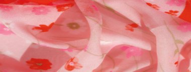 Kırmızı ve pembe tonlarda dağınık çiçek desenli pembe kumaşın bulanık görüntüsü ve koyu kırmızı kenarlar. Yumuşak kıvrımlar derinlik ve doku ekler, akıcı ve zarif bir görsel oluşturur..