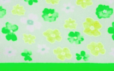 Açık yeşil kumaşta küçük yeşil ve sarı çiçekli motifler. Dağınık tasarım, bahar esinlenilmiş tekstil ve moda için mükemmel, narin ve ferahlatıcı bir desen oluşturuyor..