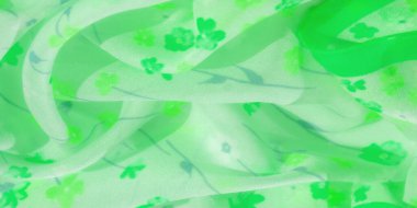 Yeşil kumaş bulanık kıvrımlı çiçekli tasarımlar yumuşak yeşil ve beyaz tonlarda narin çiçek motifleri yaratıcı tasarımlar için ideal açık ve havadar bir arkaplan oluşturuyor.