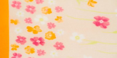 Pembe, beyaz ve turuncu çiçekleri bej bir kumaş üzerinde tekrar eden bir desen sergiliyor. Sıcak renk paleti kumaşa hafif, havadar, narin tasarımlar için mükemmel bir his veriyor.