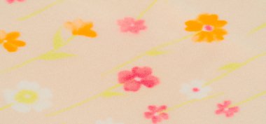 Pembe, beyaz ve turuncu çiçekleri bej bir kumaş üzerinde tekrar eden bir desen sergiliyor. Sıcak renk paleti kumaşa hafif, havadar, narin tasarımlar için mükemmel bir his veriyor.