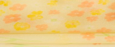 Bulanık kumaş görüntüsü, küçük çiçek desenli açık sarı tekstile odaklanıyor. Turuncu ve sarı renkli yumuşak çiçekler eşit olarak dağıtılır, büyüleyici ve havadar bir doku oluşturur.,