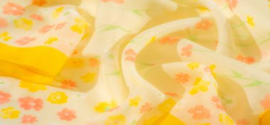 Dağılmış turuncu, sarı çiçekler ve yeşil aksanlı güzel sarı bir kumaş. Yumuşak kıvrımlar çiçek tasarımına desenli bir görünüm ekler, bahar ve yaz projeleri için idealdir..