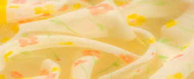 Yumuşak, akışkan kıvrımlı sarı çiçekli kumaş pembe, turuncu ve sarı çiçekleri içeren havadar ve narin bir doku yaratır. Pastel palet ve hareket ilkbahar havasını çağrıştırıyor..