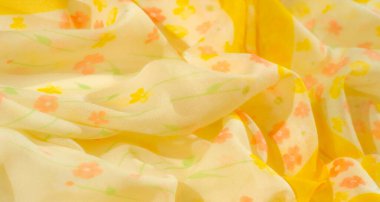 Pembe, turuncu ve sarı çiçekli yumuşak, akışkan kumaş hafif ve havadar bir estetik oluşturur. Sarı kenarlar tasarıma parlak ve canlı bir dokunuş ekler..
