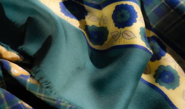 Çiçekli ve ayıcık aksanlı yeşil ve sarı ekose kumaş bulanıklığı yumuşak bir doku ve rahat bir his veriyor. Oyuncu desen, karmaşık tasarım elementlerine canlı bir dokunuş ekler..