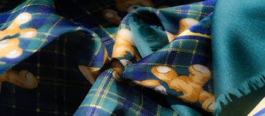 Ekose arka planda çiçek ve oyuncak ayı motifleri olan yeşil ve sarı kumaş bulanıklığı. Kalıpların büyüleyici karışımı bu kumaşı çocuk kıyafetleri ya da ev dekorasyonu için ideal hale getiriyor..