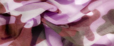 Soyut, pembe ve kahverengi tonlarda akışkan şekilli yumuşak bir kumaşın bulanıklığı. Kumaşın nazik hareketi ve dalgalı dokusu sakin ve sanatsal bir güzelliği çağrıştırıyor..