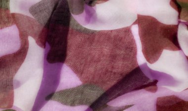 Soyut bir kumaş tasarımının bulanık, girdap şeklinde pembe ve kahverengi tonları var. Malzemenin katmanlı etkisi, sanatsal veya dekoratif kullanım için ideal hale getirerek yumuşak ve dokulu bir görünüm yaratıyor..