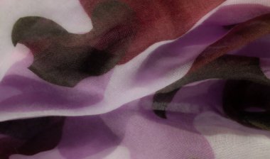 Pembe ve kahverengi renkli yumuşak, akışkan kumaş bulanıklığı, soyut desenler ve girdaplar. Hassas, katmanlı tasarım nazik ve sanatsal bir estetik katıyor, yaratıcı projeler veya ev dekorasyonu için ideal..