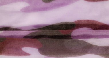 Akan, dalgalı desenli soyut pembe ve kahverengi kumaş bulanıklığı. Yumuşak dokusu ve nazik kıvrımları sanatsal bir akışkanlığı çağrıştırıyor, dekor veya moda ile ilgili projeler için mükemmel..