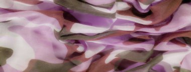 Soyut kahverengi ve lavanta şekilli, akışkan kumaş bulanıklığı. Yumuşak bir şekilde birbirine karışarak barışçıl ve katmanlı bir tasarım yaratıyor. Doku ve zarafeti vurguluyor..