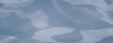 Yumuşak odaklı mavi kumaş bulanıklığı, nazik kıvrımlar ve akan hareketler sergiliyor. Işık ve soyut doku, minimalist bir estetik ile sakin ve sakin bir duyguyu çağrıştırıyor..