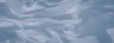 Açık mavi kumaş, yumuşak kıvrımlar ve dalgalar oluşturur. Yumuşak ve soyut bir desen yakalar. Havadar doku ve ince tonsal varyasyonlar dingin, dingin tasarımlar için mükemmel, ruhani bir atmosfer yaratıyor.