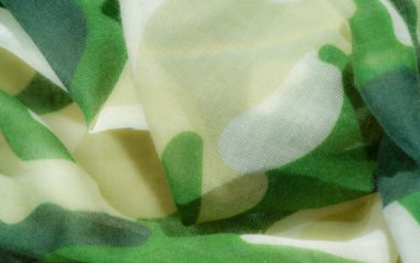 Değişik tonlarda organik sıvı şekilli yeşil kamuflaj kumaşı. Akan desen ve yumuşak doku kusursuz bir tasarım yaratıyor. Açık hava ya da askeri temalı yaratıcı projeler için mükemmel..