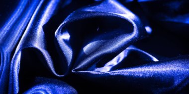 Akan dalgalardaki parlak mavi saten bulanıklığı ipeksi dokusunu ve parlak parıltısını gösteriyor. Hassas kıvrımlar ve zarif kıvrımlar koyu mavi tonlarda sofistike bir soyut tasarım yaratır..
