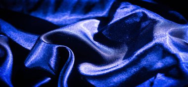 Mavi saten bulutlu dalgalar zarif bir şekilde görüntüde akıyor. Her kıvrımlar göze çarpan hareketler ve dokular oluşturuyor..