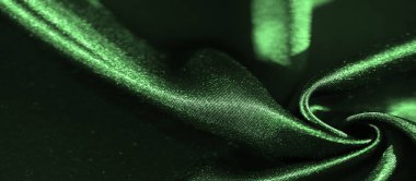 Yumuşak, dalgalı kıvrımlı yeşil saten bir bulanıklık ve parlak bir kaplama. Kumaşın yansıtıcı yüzeyi ışığı çok güzel yakalar, bu da onu lüks arka planlar veya tekstil tasarımları için ideal kılar..