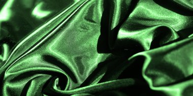 Pürüzsüz yeşil saten kumaş, dalgalanmalar ve ışık ve gölgeyle vurgulanmış yumuşak kıvrımlar. Malzemenin parıltısı akışkan, zengin dokuyu güçlendirir, lüks bir estetik yaratır..