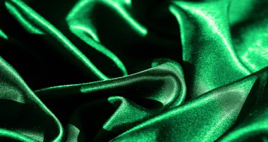 Yumuşak kıvrımlı, pürüzsüz yeşil saten kumaşın bulanıklığı, ışığı zarif ama zarif bir şekilde yansıtıyor. Zengin renk ve ipeksi doku kumaşın görünüşüne derinlik ve lüks ekler..