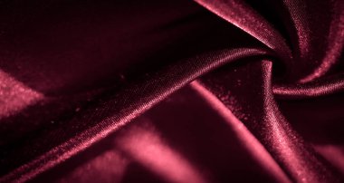 Yumuşak ışıklandırmalı kırmızı saten kumaş lüks ve pürüzsüz bir doku yaratır. Zengin renkler ve zarif kıvrımlar derinlik ve incelik ekler, sıcaklık ve lüks hissi uyandırır..