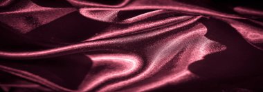 Görüntü - zengin kırmızı saten kumaş, parlak ve mat dokularının karışımından oluşan koyu gölgeler ve röfleler yaratır. Dalga benzeri kıvrımlar bir hareket hissi yaratır.,
