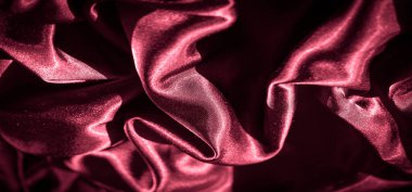 Yumuşak ışıklandırmalı koyu kırmızı saten kumaş, zarif kıvrımlar ve gölgeler yaratır. Pürüzsüz dokusu ve lüks parıltısı tasarıma bir sıcaklık ve zenginlik hissi katar..