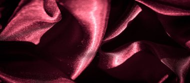 İpeksi bordo kumaş, katlanmış ve örtülmüş, parlak dokusu ve parlak parıltısı sergileniyor. Saten kumaşın derin rengi ve pürüzsüz dokusu zarafet yayar ve lüks temalar için idealdir..