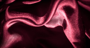 Işıldayan koyu kırmızı saten kumaştan bulanık yumuşak, akan kıvrımlar. Zengin doku ve parlaklık kumaş yüzeyinin zarafetini ve lüksünü ortaya çıkarıyor..