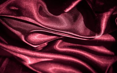 Hassas katları ile bulanık kırmızı saten: koyu kırmızı saten görkemli dokusu yumuşak, parlak, parlak bir yüzey ile akan kıvrımlar oluşturur, zengin ve zarif bir soyut kumaş tasarımı üretir
