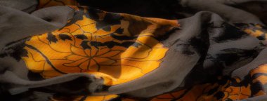 Saf parçalı siyah ve altın renkli çiçek kumaşı. Karmaşık çiçek çizgileri ve gölgelerin etkileşimi sofistike ve katmanlı bir tasarım etkisi yaratır..