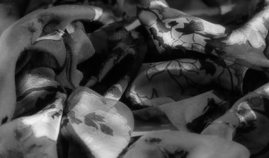 Bulanık etkisi, bu gri pullu kumaş üzerindeki siyah çiçek çizgilerinin karmaşık detaylarını vurguluyor. Kumaşın yumuşak kıvrımları ve dokuları ona şık ve zamansız bir cazibe veriyor, yaratıcı tasarımlar için mükemmel..