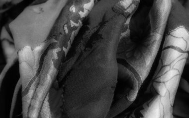 Koyu renk kumaşın üzerindeki gri pullu çiçek desenleri bulanıklaşır. Gölgelerin ve ışığın pürüzsüz bir karışımını yaratır. Bu da doğal zarafetini ve sofistike görünümünü arttırır..