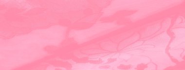 Pembe pürüzsüz çiçekli bulanık kumaş. Bu pembe kumaş dizaynı yumuşak ve romantik bir his için bulanık. Pürüzsüz bitiş ve narin çiçekli detaylar modaya uygun hale getiriyor.