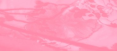 Çiçek desenli, bulanık pembe kumaş ve karmaşık detaylar. Pembe çiçek desenleri biraz bulanık. Nazik çiçek desenleri pürüzsüz kumaşa yayılmış..