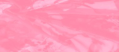 Yumuşak, narin pembe tonlarda çiçek kumaşı. Hassas bir çiçek motifi ile, bu pembe kumaş hafifçe bulanıklaşıyor, karmaşık çiçek detaylarını vurguluyor. Akan kumaş romantizm katıyor