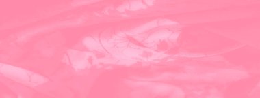 Hassas çiçek desenli yumuşak pembe kumaş bulanıklığı romantik ve ince bir estetik oluşturuyor. Akan kumaş perdeler doğal olarak, çiçekli tasarımları rüya gibi, ruhani bir sahnede harmanlıyor..